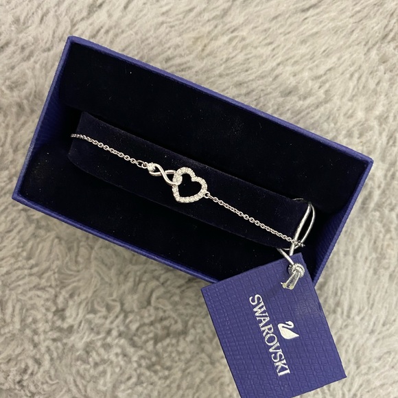 Swarovski Infinity bracelet
Infinity and heart, White, Rhodium plated - Picture 2 of 3